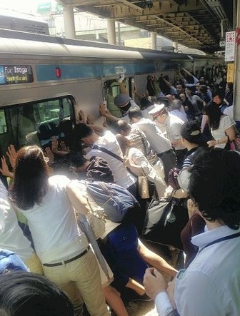 埼玉JR南浦和站众人推车救出被困女性