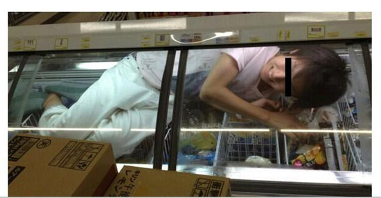日本又现“冰柜男” 一顾客躺进便利店冰柜