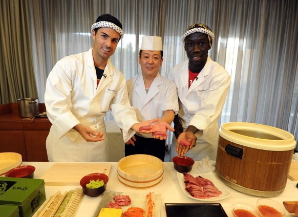 阿森纳球员在日体验日本文化 扮演武士和寿司大厨