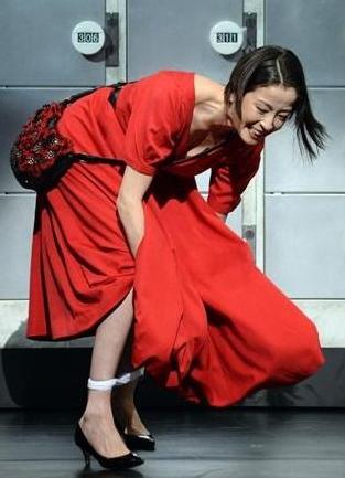 宫泽理惠大胆表演 舞台剧当众脱内裤