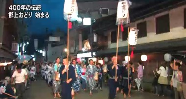 岐阜“郡上舞”拉开帷幕 大雨难掩游客热情