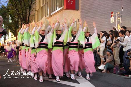日式狂欢节—东京街头传统舞蹈表演 日本通