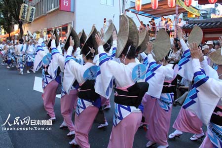 日式狂欢节—东京街头传统舞蹈表演 日本通