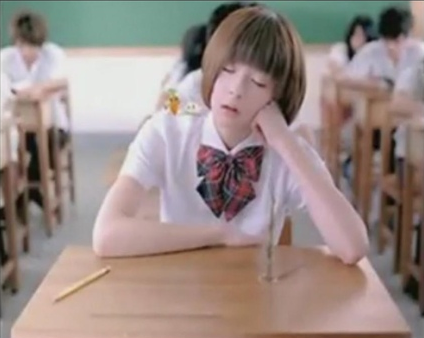 睡前玩智能手机容易导致上课打瞌睡