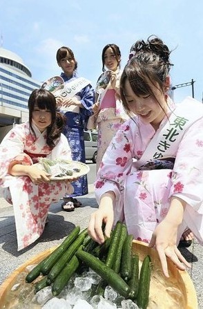 日本美女身着夏季浴衣银座站前推销黄瓜