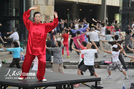 日本太极拳爱好者聚集东京街头练习