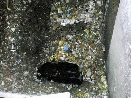 日本一男性开车不慎翻车 被垃圾堆救回一命