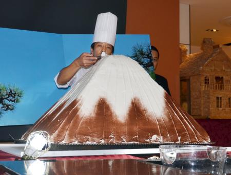 大阪新阪急酒店推出巨型富士山蛋糕
