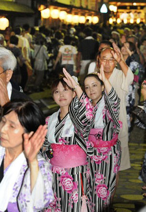 岐阜郡上“彻夜舞”开幕 点燃仲夏不眠夜