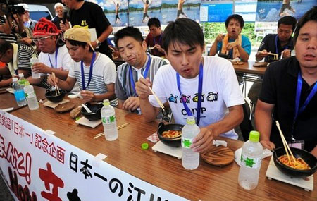 “日本第一火炉”酷暑中举办吃超辣锅烧乌冬面比赛