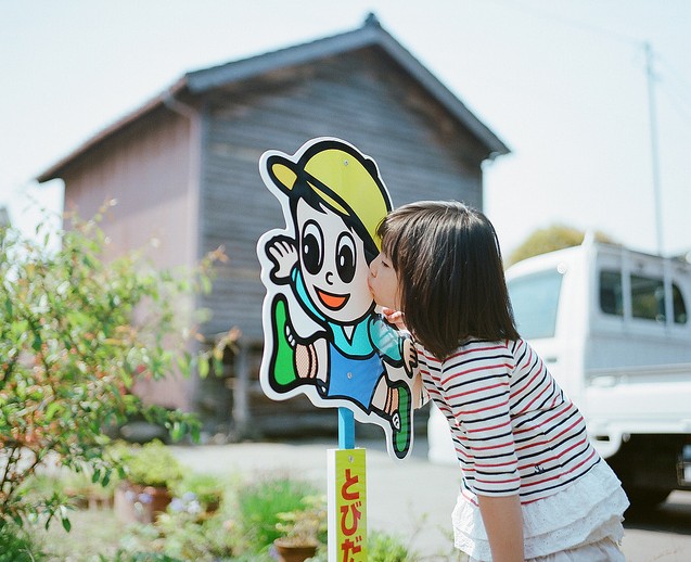 摄影作品：小女孩，轻轻地“小吻”这个世界（组图）