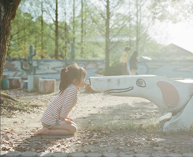 摄影作品：小女孩，轻轻地“小吻”这个世界（组图）