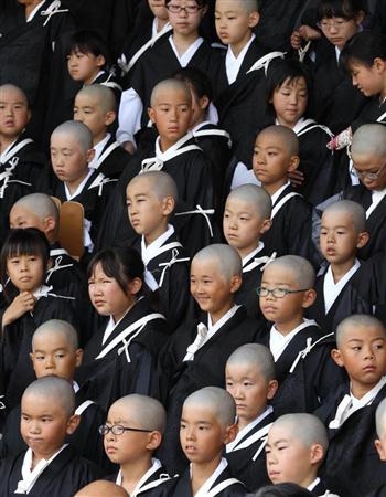 东本愿寺举行得度仪式 131名孩童剃发出家