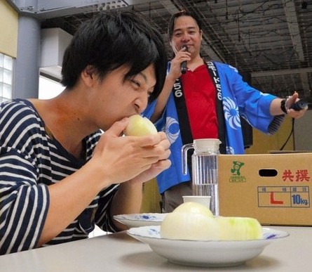兵库县举办吃洋葱比赛 34秒吃完一个