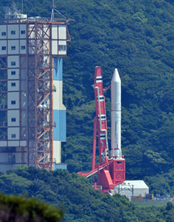 日本新型固体燃料火箭Epsilon发射失败