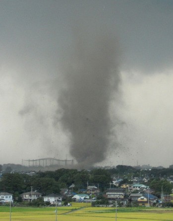 埼玉县越谷市遭龙卷风袭击 致67人受伤