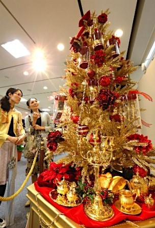 价值10亿日元的黄金圣诞树亮相高岛屋日本桥店