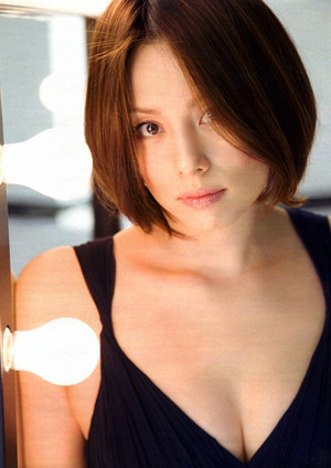 米仓凉子被曝光与年轻帅哥深夜牵手约会