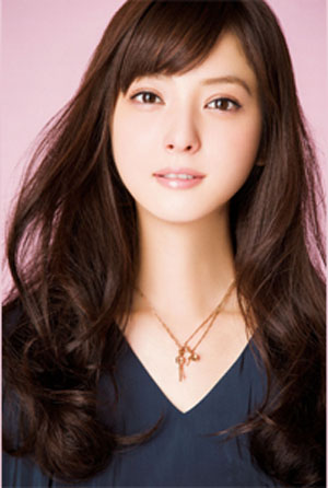 佐佐木希出任《with》专属模特 可爱优雅俘获众心