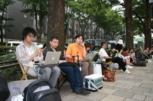 日本粉丝台风天气中排队只为买iPhone