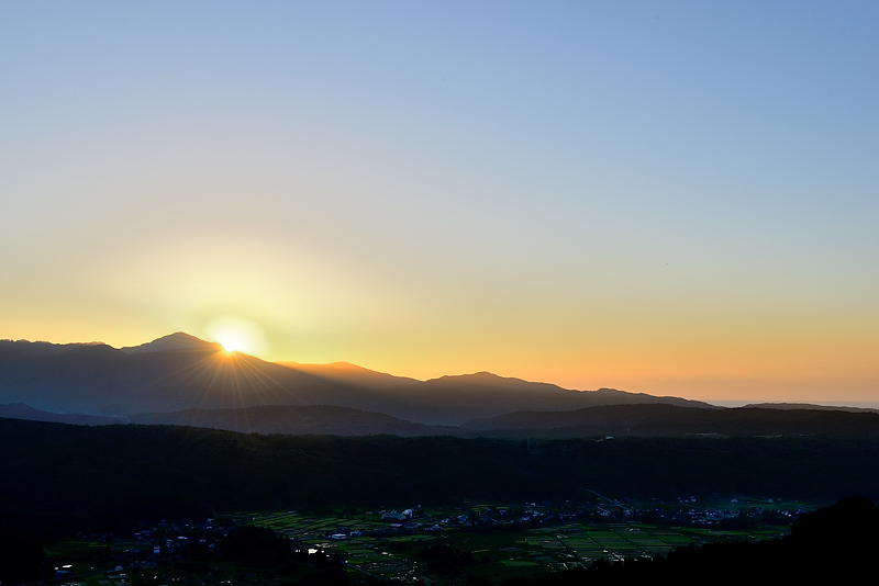 日本山海城市间美轮美奂的日出日落时