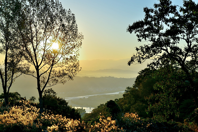 日本山海城市间美轮美奂的日出日落时