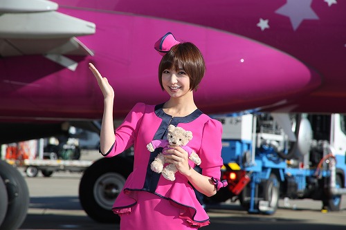 篠田麻里子圆空姐梦 助力桃子航空新航线首飞