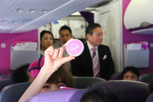 篠田麻里子圆空姐梦 助力桃子航空新航线首飞