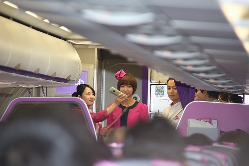 篠田麻里子圆空姐梦 助力桃子航空新航线首飞