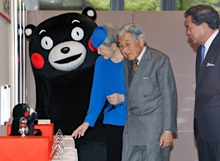 日本天皇、皇后与熊本县吉祥物面对面