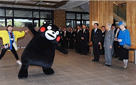 日本天皇、皇后与熊本县吉祥物面对面