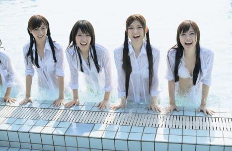 乃木坂46推出首部写真集上演清纯泳装诱惑