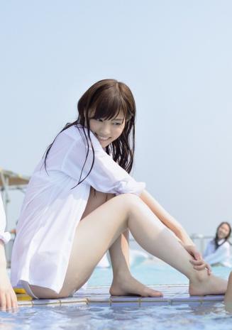 乃木坂46推出首部写真集 上演清纯泳装诱惑