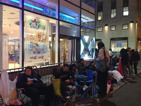 《口袋妖怪XY》发售 曼哈顿大批粉丝彻夜排队等待购买
