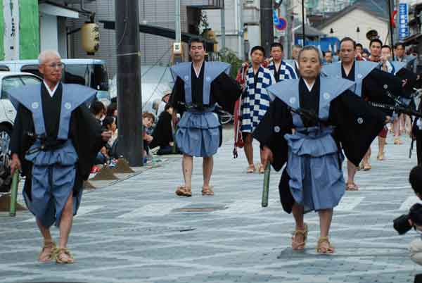 新见“下跪祭” 冈山县300年传统祭典