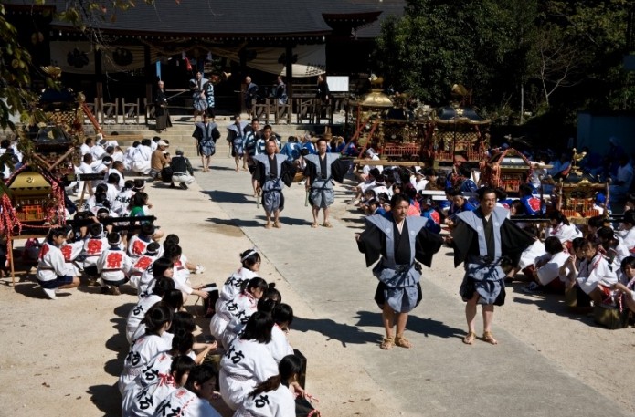 新见“下跪祭” 冈山县300年传统祭典