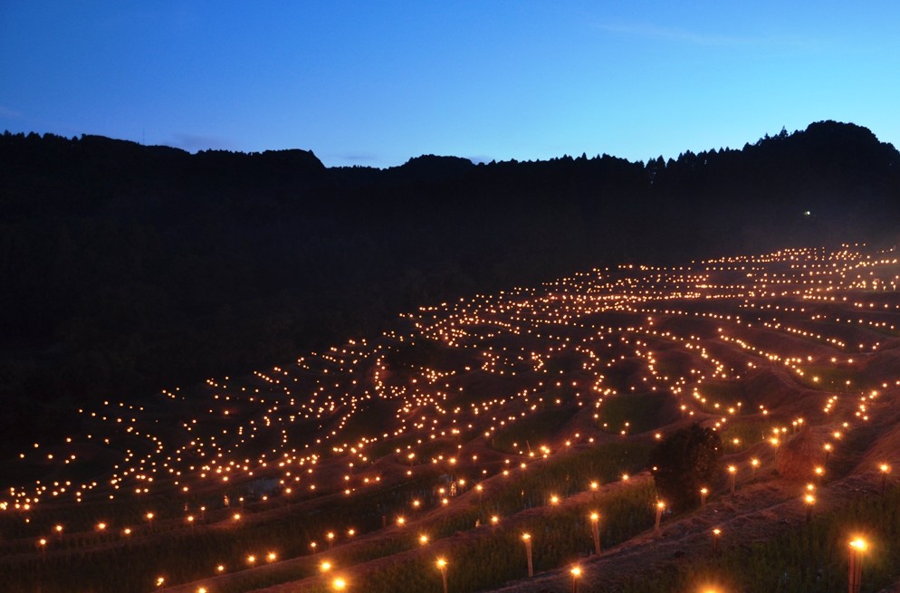 黄昏时分3000千盏松明灯同时亮起夜幕即将降临,3000盏松明灯同时亮起