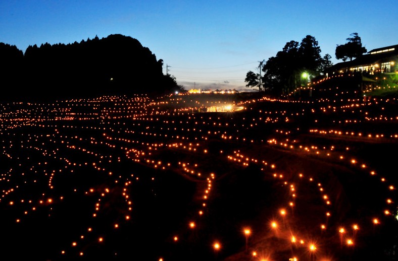 点亮地上的繁星图 日本棚田夜祭