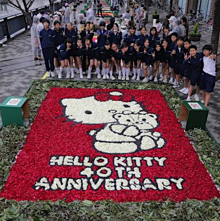 “Hello Kitty”花绘作品亮相东京晴海鲜花节