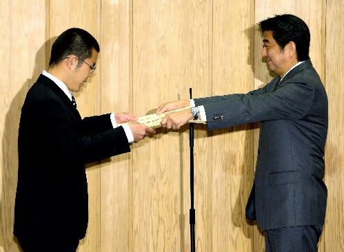 日本首相亲自表彰见义勇为的中国留学生