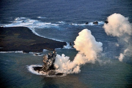 日本小笠原诸岛附近海域火山喷发形成新岛屿