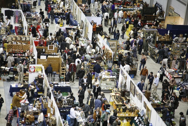 横滨举办日本最大古董市场 现场提供鉴定服务