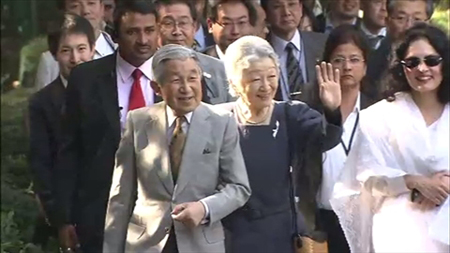 日本天皇在印参观53年前亲手种下的菩提树