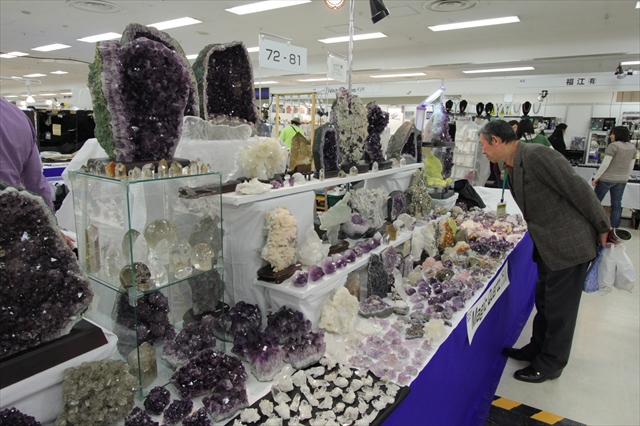 七彩矿石装点池袋会场 东京矿石展2013即将开幕