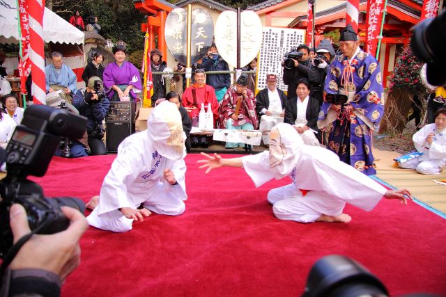 日本蒙眼相扑祭典开幕 出场选手皆为女性