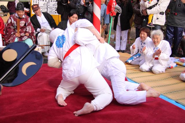 日本蒙眼相扑祭典开幕出场选手皆为女性