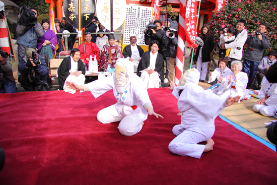 日本蒙眼相扑祭典开幕 出场选手皆为女性