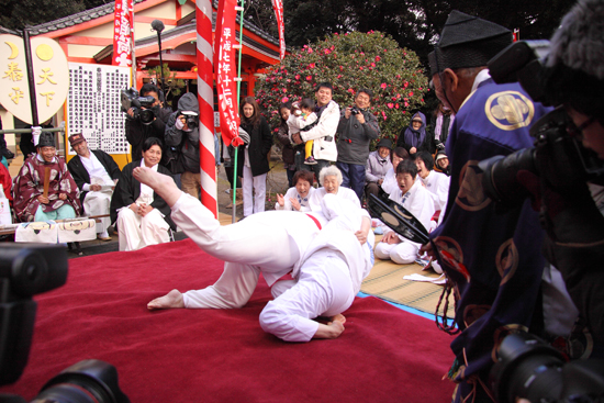 日本蒙眼相扑祭典开幕 出场选手皆为女性