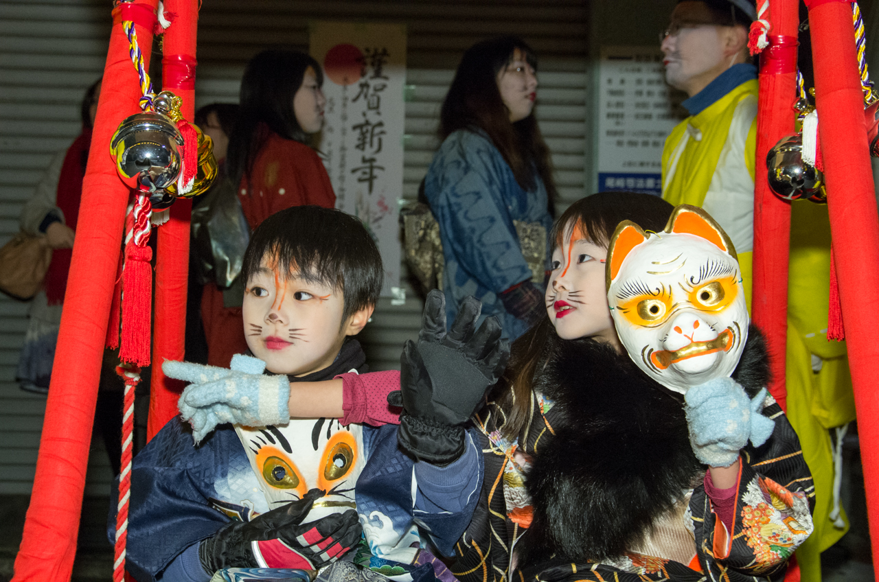 东京狐面祭即将开幕 王子狐面队列游行街头
