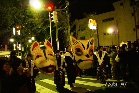 东京狐面祭即将开幕 王子狐面队列游行街头